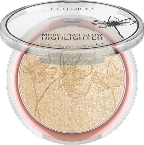 En rund kosmetikkompakt med blomsterdesign och genomskinligt lock, märkt 'More Than Glow Highlighter' av CATRICE.