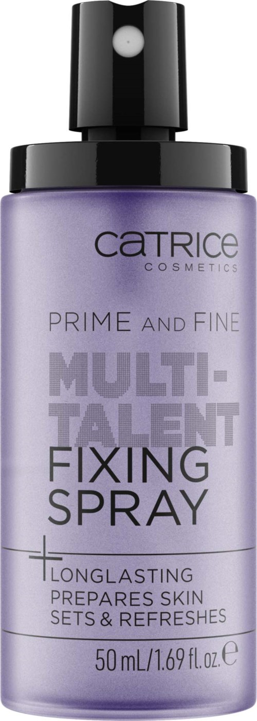 Een paarse spuitfles met zwarte spuitkop, gemarkeerd "Catrice Prime and Fine Multi-Talent Fixing Spray."