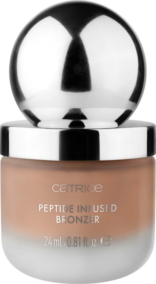 En flaska från Catrice Peptide Infused Bronzer med en glänsande silverlock och beigefärgad produkt inuti.