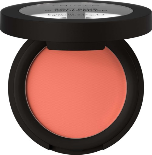 Ronde perzikkleurige blush in een zwarte compact met doorzichtig deksel en productnaam. Klaar voor gebruik op wangen.