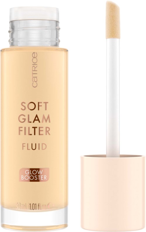Catrice Soft Glam Filter Fluid -pullon ja applicaattori. Pullo on persikan värinen ja merkattu hehkun lisäämiseen.