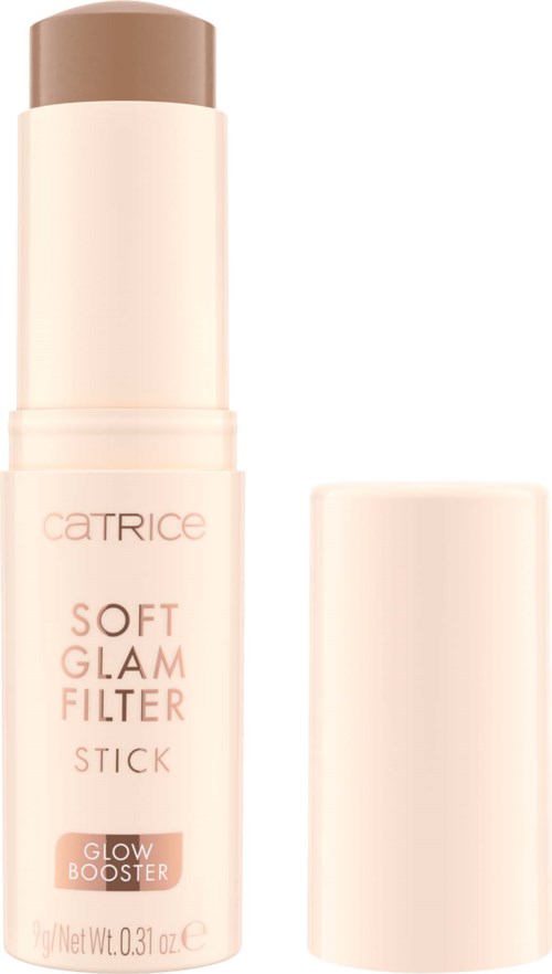 Een lichtroze cilindervormige container met een bruin deksel, gemarkeerd 'CATRICE SOFT GLAM FILTER STICK' en 'GLOW BOOSTER'.