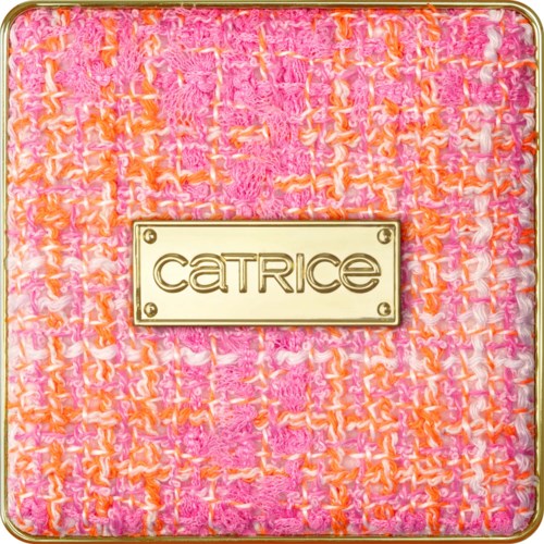 Roze en oranje getextureerd stof met een goudkleurig label met de tekst 'Catrice' in het midden.