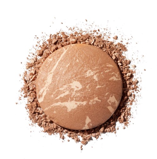 Pyöreä bronzer, jossa on marmorikuvio, ympärillä irtopölyä valkoisella taustalla.