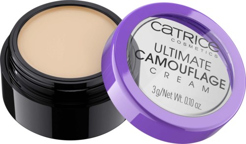 Een compacte container van CATRICE Ultimate Camouflage crème, toont het beige product binnen met paarse deksel en etiket.