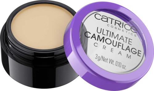 Een klein ronde makeup-verpakking met paarse deksel, gelabeld Catrice Ultimate Camouflage. Open om beige product te tonen.