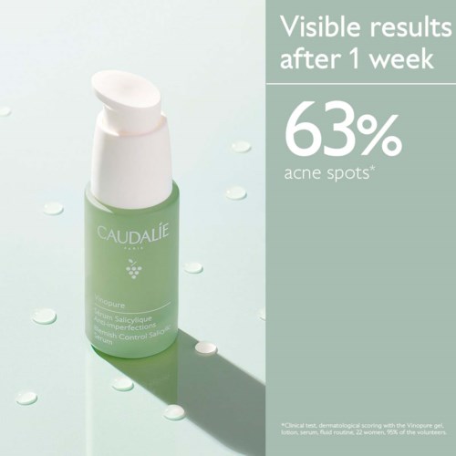 A green bottle of Caudalie Vinoclean, surrounded by small white drops, shows acne spot reduction after one week.