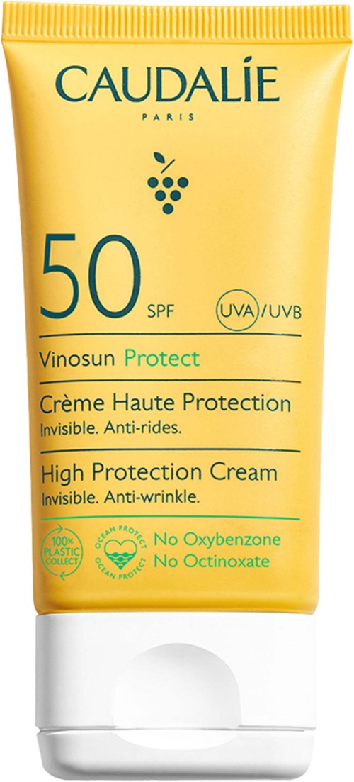 Keltainen aurinkovoiteen puteli sinisellä ja vihreällä tekstillä, SPF 50, mainitsee UVA ja UVB suojan, ei oxybenzonea tai octinoxaattia.