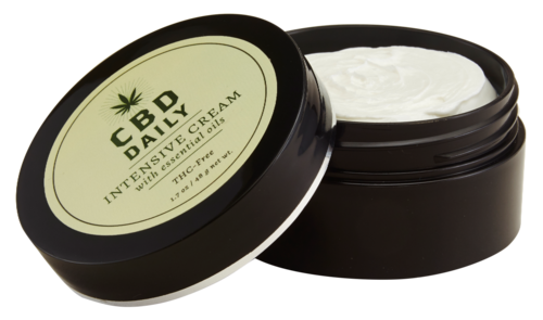 Ein schwarzer Behälter mit weißer Creme, beschriftet CBD Daily mit Cannabisblatt-Logo.