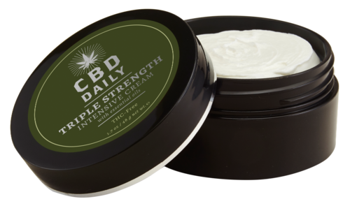 Schwarzer Behälter mit Creme, grünes Etikett mit Text 'CBD Daily' und 'Triple Strength.'