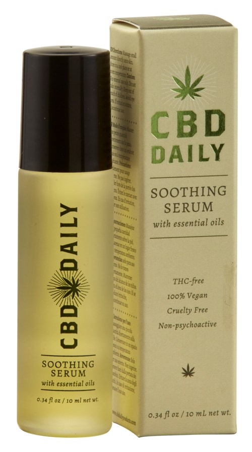 En flaska CBD Daily lugnande serum med eteriska oljor bredvid dess förpackning, märkt som THC-fri, vegansk, grymhetsfri och icke-psykoaktiv.