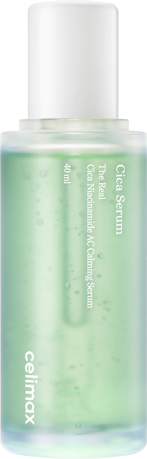 Eine klare Flasche mit grüner Flüssigkeit enthält Cica Serum zur Beruhigung der Haut. Text auf der Flasche enthält Produktdetails.