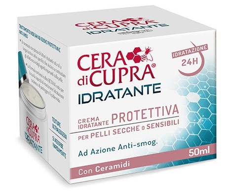 En vit och blå låda visar en fuktighetskräm för torr eller känslig hud med keramiska ingredienser som varar 24 timmar.