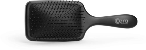 Eine schwarze Haarbürste mit rechteckiger Form und Griff, gekennzeichnet mit "Cera." Sie hat Borsten und eine strukturierte Oberfläche.