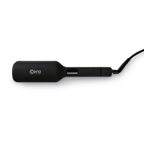 Een zwart apparaat met een kabel en knoppen, met het label 'Cera', waarschijnlijk een zonne- of batterijvoedingswaterverwarmer.