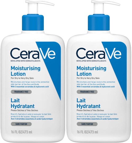 Zwei Flaschen mit feuchtigkeitsspendender Lotion für sehr trockene Haut mit Pumpen, blaue und weiße Etiketten, parfümfrei.