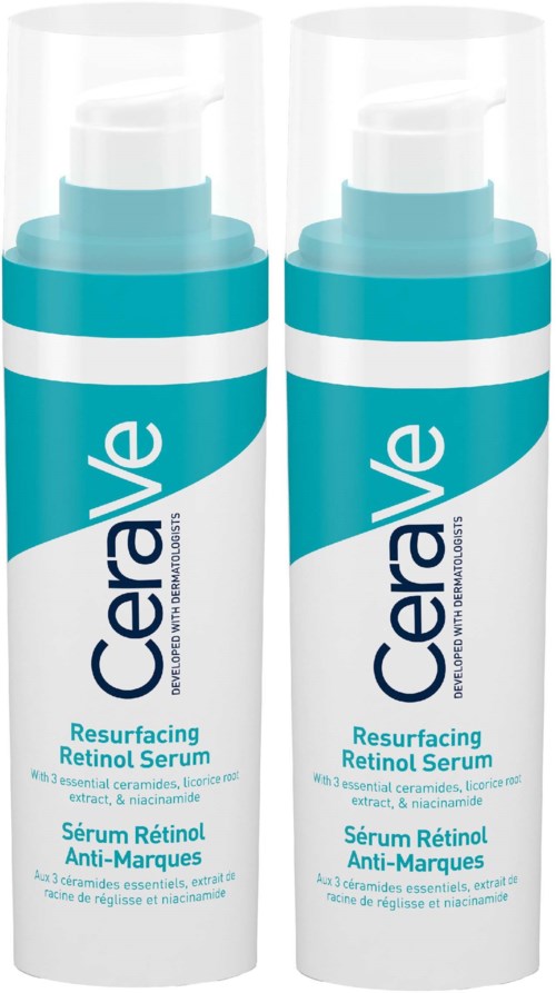 Twee witte flessen met blauwe labels voor CeraVe Resurfacing Retinol Serum, naast elkaar.