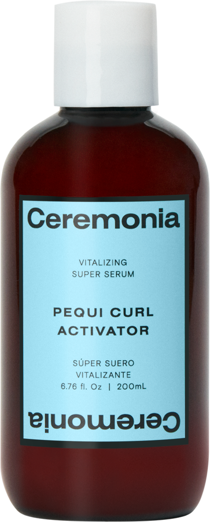 Een kleine bruine fles met witte dop en een blauwe label die zegt "Ceremonia" en "Pequi Curl Activator".