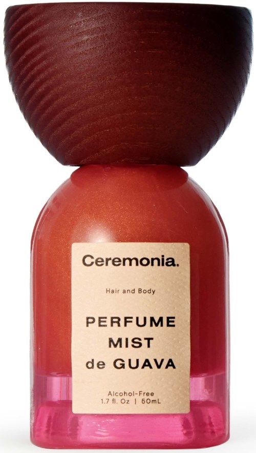 Pieni, pyöreä vaaleanpunainen pullo tummanruskealla kannella, etiketti 'Ceremonia' ja 'Perfume Mist de Guava', alkoholiton.