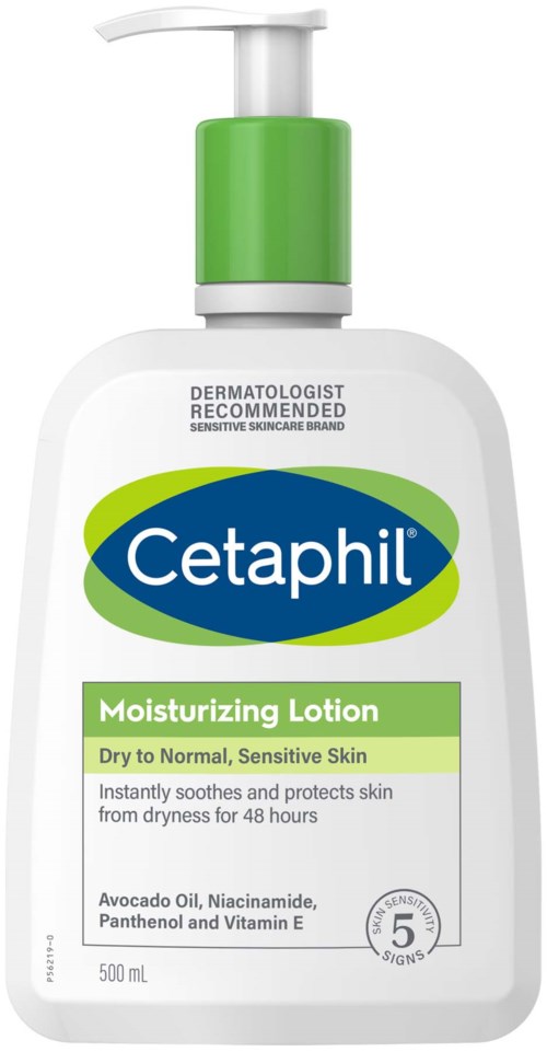 Een witte fles met groene pompkop, gelabeld Cetaphil Vochtinbrengende Lotion voor een gevoelige huid, 500 ml.