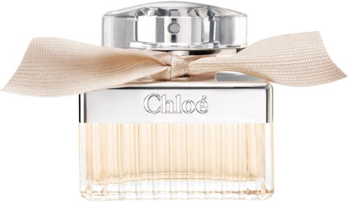 Een parfumfles met een beige lint rond de hals en de merknaam Chloé.