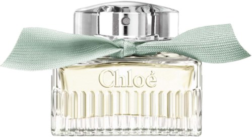 Ein Parfümflasche mit silberner Kappe, mit einem hellgrünen Band gebunden, mit "Chloé" beschriftet.