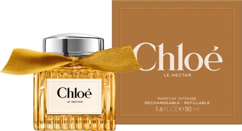 En glassparfymflaska med guldsnörning bredvid en brun box med vit och guldtext för Chloe Le Nectar.