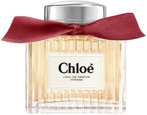 Een heldere glazen parfumfles met een zilveren deksel en een rood lint eromheen, met het label 'Chloé'.