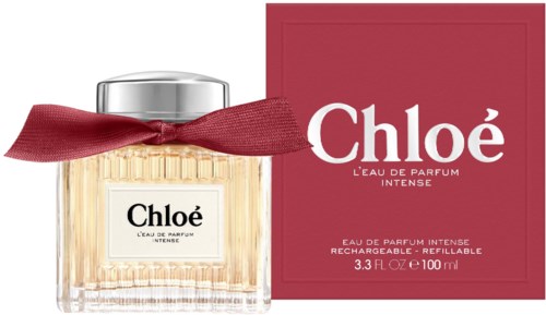 Een flesje Chloé-parfum naast een rood doosje met witte tekst en een rood lint rond de fles.