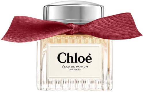 Een glazen parfumfles met een zilveren dop en een rode strik eromheen. Het label zegt Chloé.