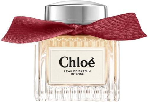 Ein Parfümflasche mit silberner Kappe, rotem Band und Etikett mit 'Chloé L'eau de Parfum Intense'.