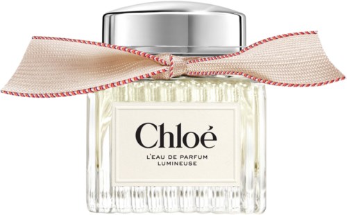 Ein Glasparfümflasche mit silberner Kappe, mit rosa gestreiftem Band, beschriftet Chloe L'eau de Parfum Lumineuse.