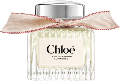 Een parfumfles met een roze lint en een zilveren deksel, gelabeld Chloé L'eau de Parfum Lumineuse.