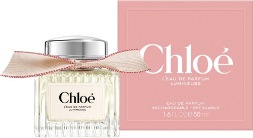 Een parfumfles met een roze doos, strik om de hals en de naam Chloé.