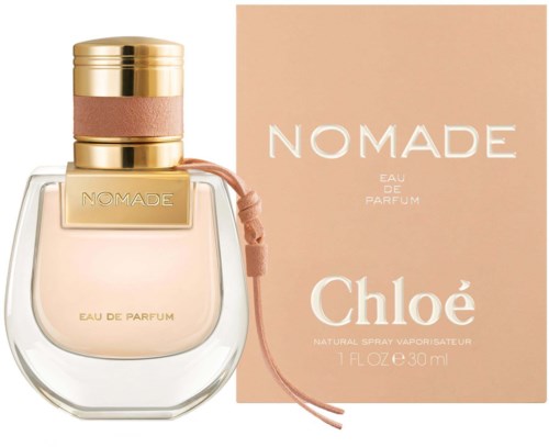 Een parfumfles met een roze en gouden rand, naast een roze doos met witte tekst voor Chloe Nomade.