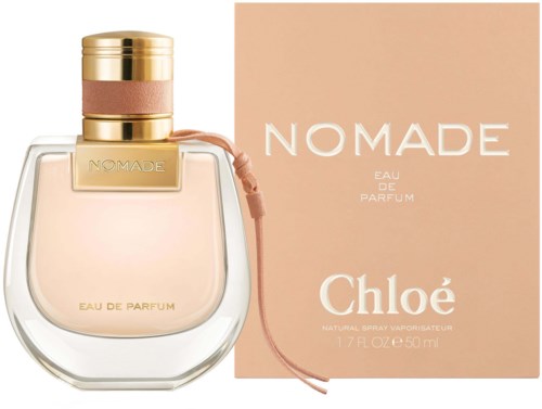 Een parfumfles met een roze doos met 'NOMADE van Chloé' en een eenvoudige, elegante uitstraling.