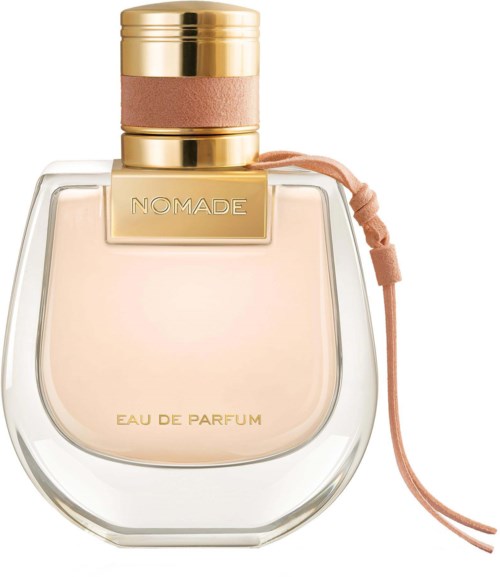 Een parfumfles met een gouden dop, een roze lint en de woorden "NOMADE" en "EAU DE PARFUM."