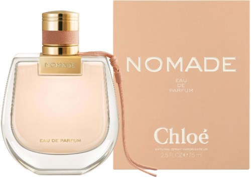 Een parfumfles met goudkleurige dop en roze lint, naast een roze doos met "NOMAD" en "Chloé."