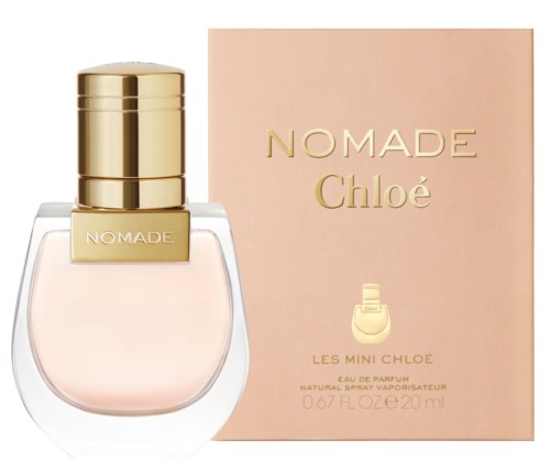 En parfyllikör med guldlock bredvid en rosa låda med guldtext för Chloé Nomade doft.