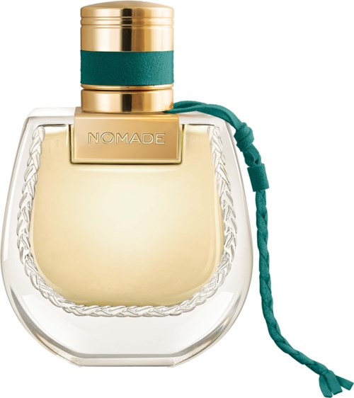 Een doorzichtige parfumfles met gouden en turquoise accenten, een knop en een stoffenkoord dat aan de zijkant hangt.
