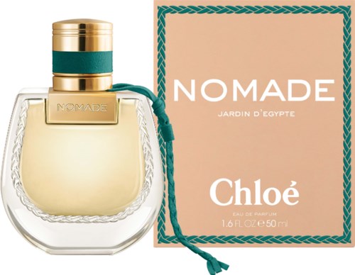 Een parfumfles met de naam Nomade door Chloé, met roze doos en groene lus, die een frisse, elegante geur symboliseert.