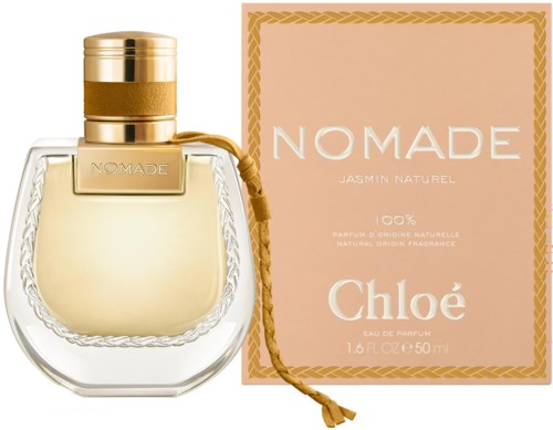 Een parfumfles en doos gemarkeerd 'NOMADE' door Chloé, met een gouden deksel en een beige lint.