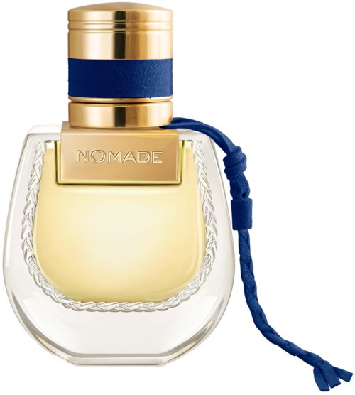 Een parfumfles met een gouden dop, blauwe band en blauwe kwast.