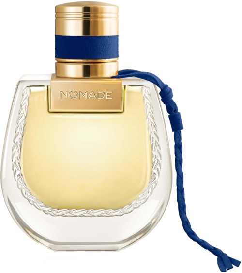 Een parfumfles met ronde vorm, goudkleurige dop, blauwe band en een blauwe touw rond de hals.