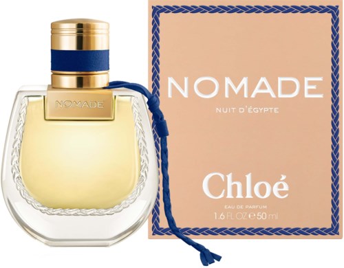 Een parfumfles en doos, gemerkt Chloé Nomade Eau de Parfum, met een gouden en marineblauwe dop en een roze doos.