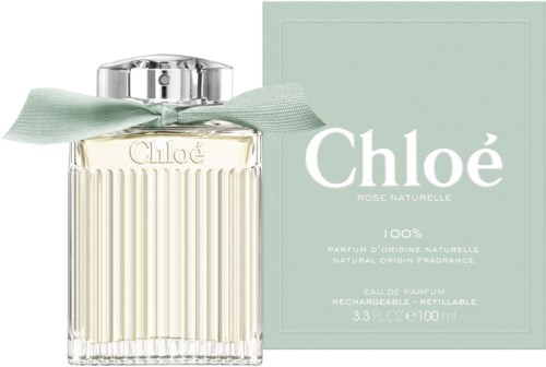Ein Chloé-Parfümflasche mit einem hellgrünen Karton, silberner Verschlusskappe und Band um die Flasche. Das Paket hat das Chloé-Logo.