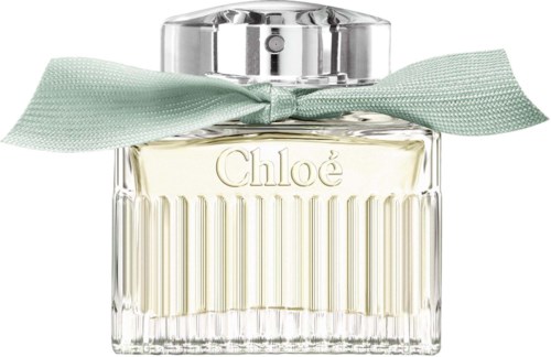 Een heldere parfumfles met een zilveren dop, gebonden met een lichtgroen lint. De merknaam Chloe staat erop.