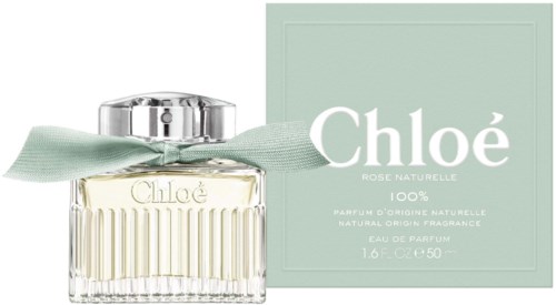 Een parfumfles met een lichtgroen lint en een bijpassende doos, allebei gelabeld Chloé, Rose Naturelle, 100%.