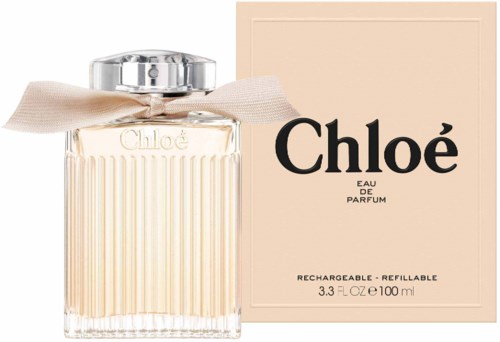 Kynttilän pullo, jossa on pehmeä rusetti päällä ja beige laatikko, jossa lukee 'Chloé Eau de Parfum'.