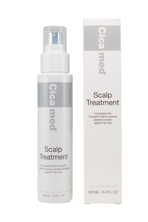 Eine weiße Flasche und eine Box von Cica med Scalp Treatment mit Sprühpumpe. Das Etikett erwähnt Kopfhautbehandlung und Pfefferminze.